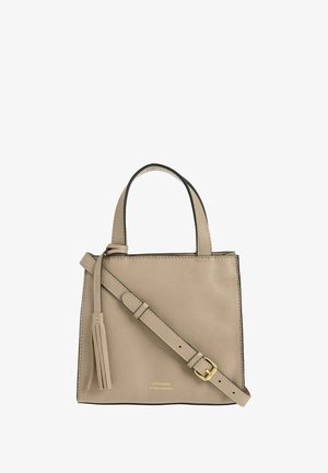 Sac à main en cuir beige avec des poignées courtes, une bandoulière ajustable et un détail en gland. Comprend de subtils accents noirs et des accents en or. Forme carrée.