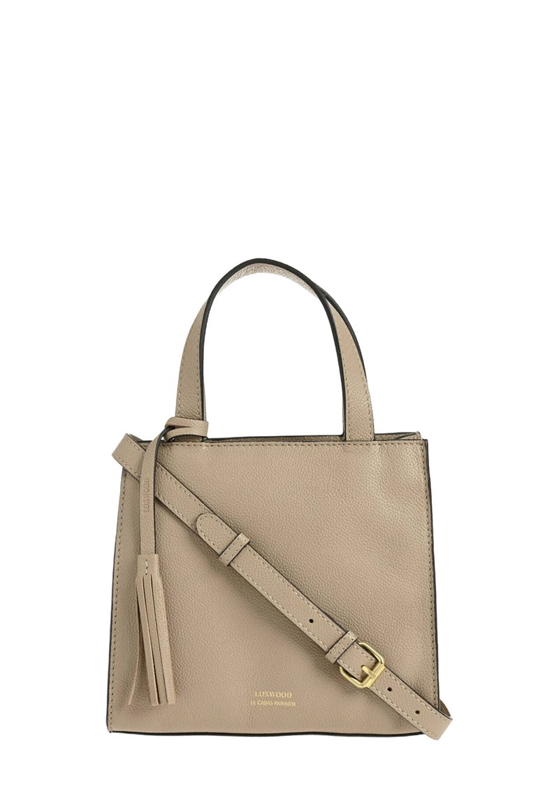 Sac à main en cuir beige avec des poignées courtes, une bandoulière ajustable et un détail en gland. Comprend de subtils accents noirs et des accents en or. Forme carrée.