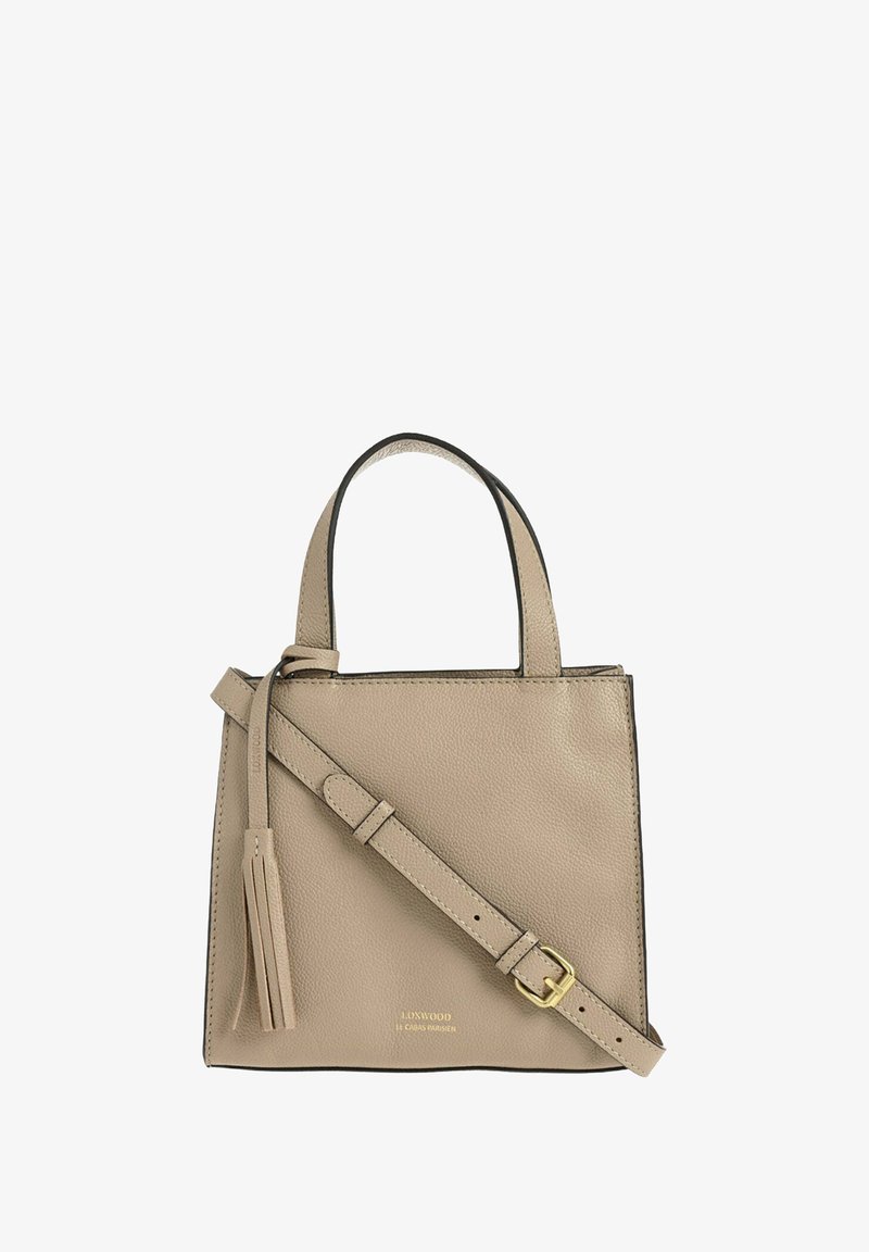 Sac à main en cuir beige avec des poignées courtes, une bandoulière ajustable et un détail en gland. Comprend de subtils accents noirs et des accents en or. Forme carrée.