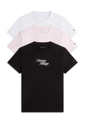 Trois t-shirts à col rond pliés en noir, rose clair et blanc, avec le logo Tommy Hilfiger sur le devant et les manches du t-shirt noir.