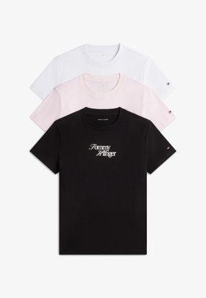 Trzy złożone koszulki z okrągłym dekoltem w kolorach czarnym, jasnoróżowym i białym, z logo Tommy Hilfiger na przodzie i rękawach czarnej koszulki.