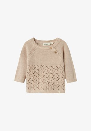 Beige Strickpullover mit Rundhalsausschnitt, Dreiviertelärmeln und einem strukturierten Muster im unteren Bereich. Zwei Holzknöpfe an der Schulter.