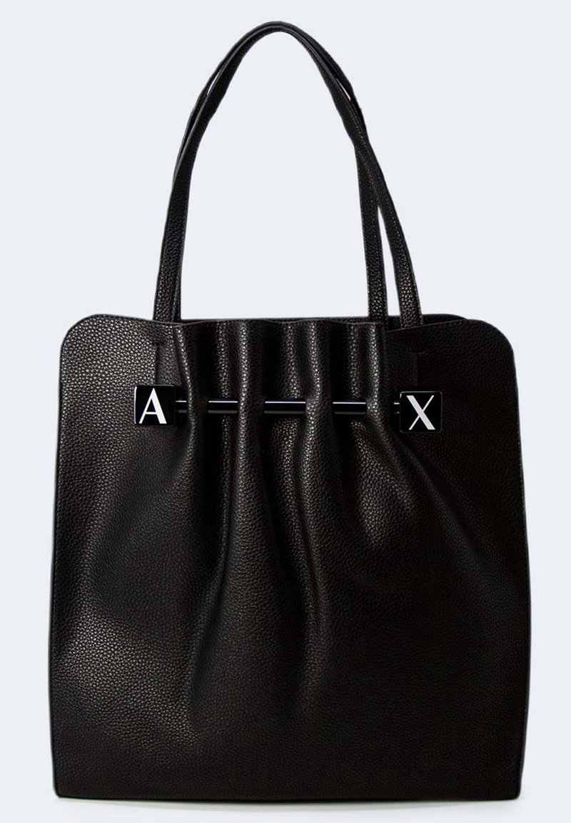 Sac cabas en cuir noir texturé avec un détail froncé à l'avant et des blocs de lettres noirs "A" et "X" sur la barre horizontale avant.