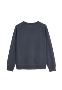 Felpa blu scuro con scollo a girocollo, maniche raglan e polsi e fondo a coste. Texture morbida e design minimalista.