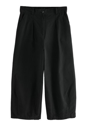 Pantalons larges noirs en coton, dotés de plis, d'une fermeture à bouton et de poches latérales. Texture lisse avec des bords ourlés.
