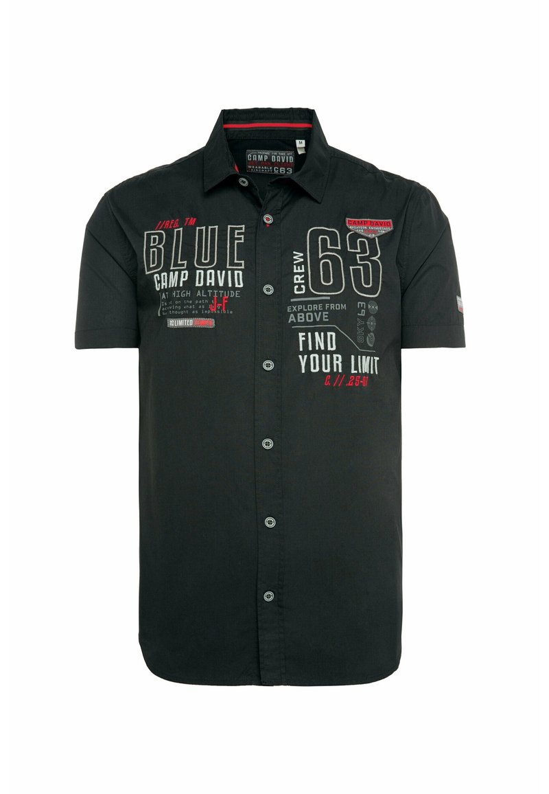 Krátký rukáv, černé tričko s knoflíkovým zapínáním, dvoubarevným grafickým textem a brandingem v bílé a červené barvě. Hladká tkanina se strukturovaným límcem.