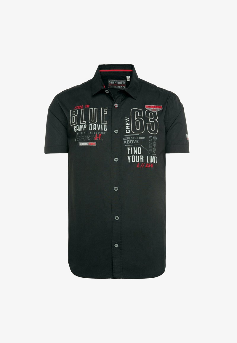 Krátký rukáv, černé tričko s knoflíkovým zapínáním, dvoubarevným grafickým textem a brandingem v bílé a červené barvě. Hladká tkanina se strukturovaným límcem.