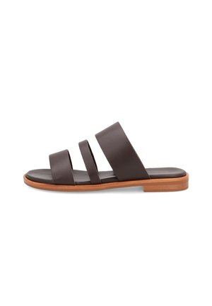 Sandale slide en cuir marron avec trois brides horizontales et une semelle plate en bois.
