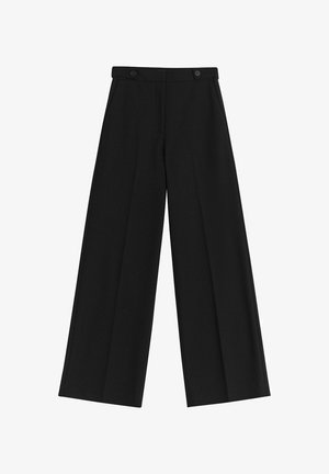 Svarta vida byxor i ett slätt tyg, med hög midja och två knappar framtill. Inga fickor eller mönster synliga.