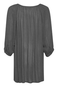 Blouse gris foncé, ample, avec des manches trois quarts. Fabriquée en tissu léger et texturé avec des plis verticaux et des accents de boutons.