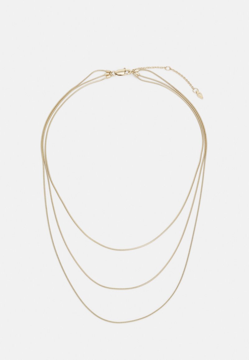 Collier délicat ton or avec trois chaînes fines superposées et un fermoir mousqueton avec longueur réglable sur fond blanc.