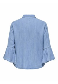 Chemisier en denim bleu clair avec des manches trois-quarts évasées, un col pointu et un ourlet incurvé. Texture douce avec un design décontracté.