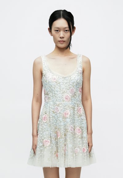 Besticktes Kleid mit floralen Details in Rosa- und Blautönen, transparentem Stoff, einem taillierten Oberteil und einem ausgestellten Rock.
