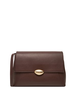 Bolso de mano de cuero marrón oscuro con una solapa rectangular y un cierre ovalado dorado, con una correa delgada para la muñeca en el lateral.