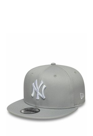 Graue Baseballkappe mit flachem Schirm, vorne mit weiß gesticktem "NY"-Logo und seitlichem New Era-Logo, mit Sticker auf dem Schirm.