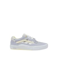Sneaker Vans con upper in suede grigio chiaro e bianco, suola in gomma bianca, dettagli gialli a contrasto e design classico della striscia laterale.