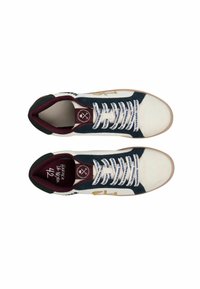 Białe i granatowe sneakersy z bordowymi akcentami, z płaskimi sznurowadłami, fakturowaną powierzchnią i złotym logo. Rozmiar: 42.