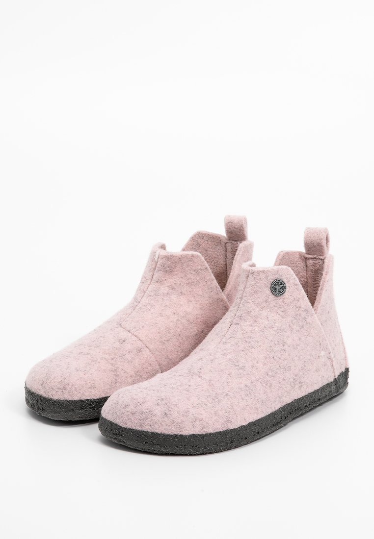 Rosa Filz-Stiefeletten mit runder Zehenform, schwarzer Gummisohle und Zuglaschen für ein einfaches Anziehen. Verfügt über ein Logo-Detail an der Seite.