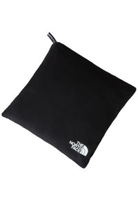 Musta neliötyyny, joka on valmistettu pehmeästä kankaasta. Tyynyssä on valkoinen logo oikeassa alakulmassa ja pieni roikkulappu sivussa.