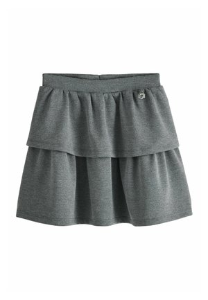 Sivá vrstvená sukňa so záhybovou látkou a malým kovovým príveskom v tvare kvetiny na páse, na bielom pozadí.