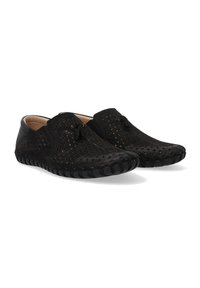 Czarne buty wsuwane wykonane z perforowanej skórki o teksturowanej powierzchni z plecioną podeszwą. Charakteryzują się gładkim wnętrzem i minimalistycznym designem.