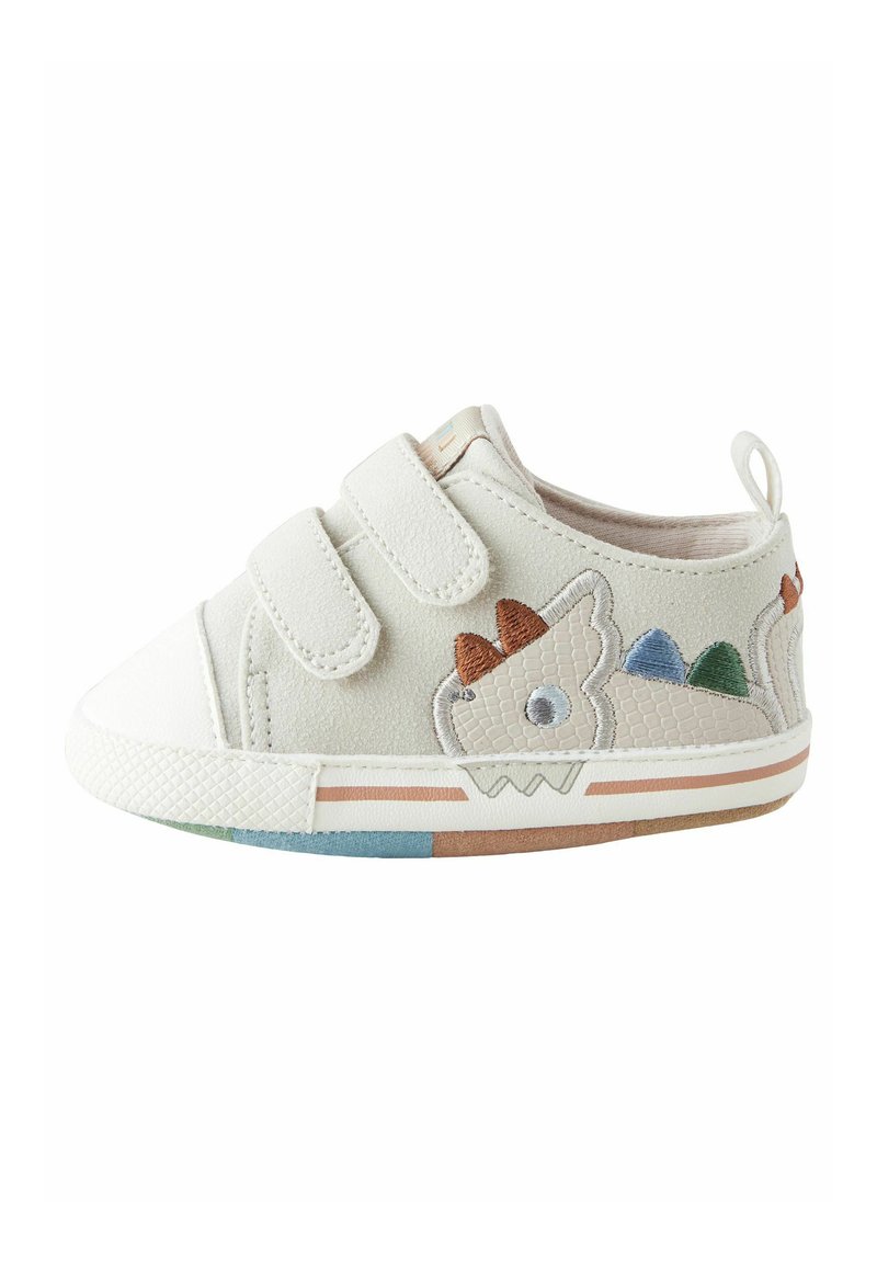 Jasnoszare dziecięce sneakersy z dwiema rzepami, z motywem dinozaura w teksturowanej aplikacji oraz kolorową paskowaną podeszwą.