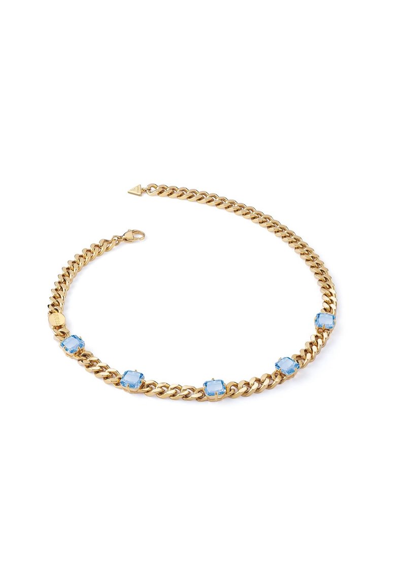 Gouden metalen ketting met lichtblauwe rechthoekige edelstenen die gelijkmatig zijn verdeeld, met een karabijnsluitingen en een driehoekig merkaccent.