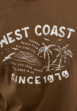 Pruun puuvillane T-särk valge graafilise prindiga. Omab teksti "WEST COAST," palmi puid, laineid ning teksti "SUMMER BEACH CLUB" ja "SINCE 1970."