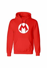 Czerwona bluza z kapturem z przednią kieszenią typu kangur i białym okrągłym logo z czerwonym stylizowanym "M" na piersi.