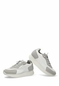 Zapatillas grises y blancas con una mezcla de texturas suaves y de gamuza, punta redonda y acentos contrastantes; cuentan con cordones y una suela gruesa.