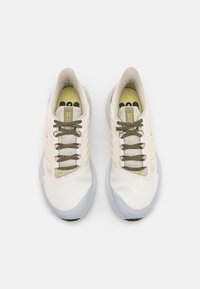 Nike Performance AIR WINFLO 9 SHIELD - Hardloopschoenen voor op de weg - pale ivory/high voltage/neutral olive/sea glass/black