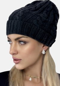 Elara Berretto - black