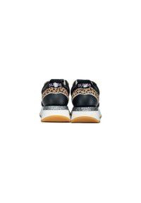 Sneaker neri e beige con stampa leopardata, dettagli luccicanti argento e una suola bianca spessa. Dotati di cinturino regolabile e dettaglio con logo.