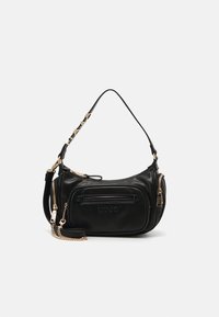 Bolso de hombro de piel negra con forma curva, detalles en hardware dorado, bolsillos con cremallera y una correa de cadena desmontable. Presenta un logo en relieve.