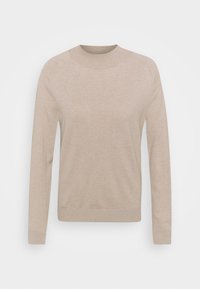 Beżowy sweter z długim rękawem, z podwójnym splotem przy szyi, miękka faktura i dopasowany krój. Prosty design, bez wzorów czy detalów sprzętowych.