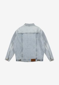 Jasnoniebieska jeansowa kurtka o klasycznym kroju, z zapięciem na guziki przy mankietach oraz skórzaną naszywką z logo na dolnej części pleców. Wyświetlono widok z tyłu.