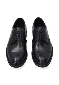 Černé kožené společenské boty s hladkým povrchem, kulatou špičkou a klasickým šněrováním. Obsahují decentní švy a nízkoprofilovou podrážku.