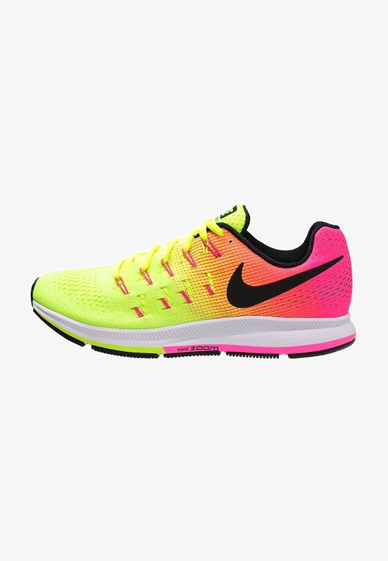 Neon žluté a růžové sportovní boty s černými akcenty, síťovaným svrškem a texturovaným povrchem. Mají bílou podrážku s zeleno-růžovým logem.