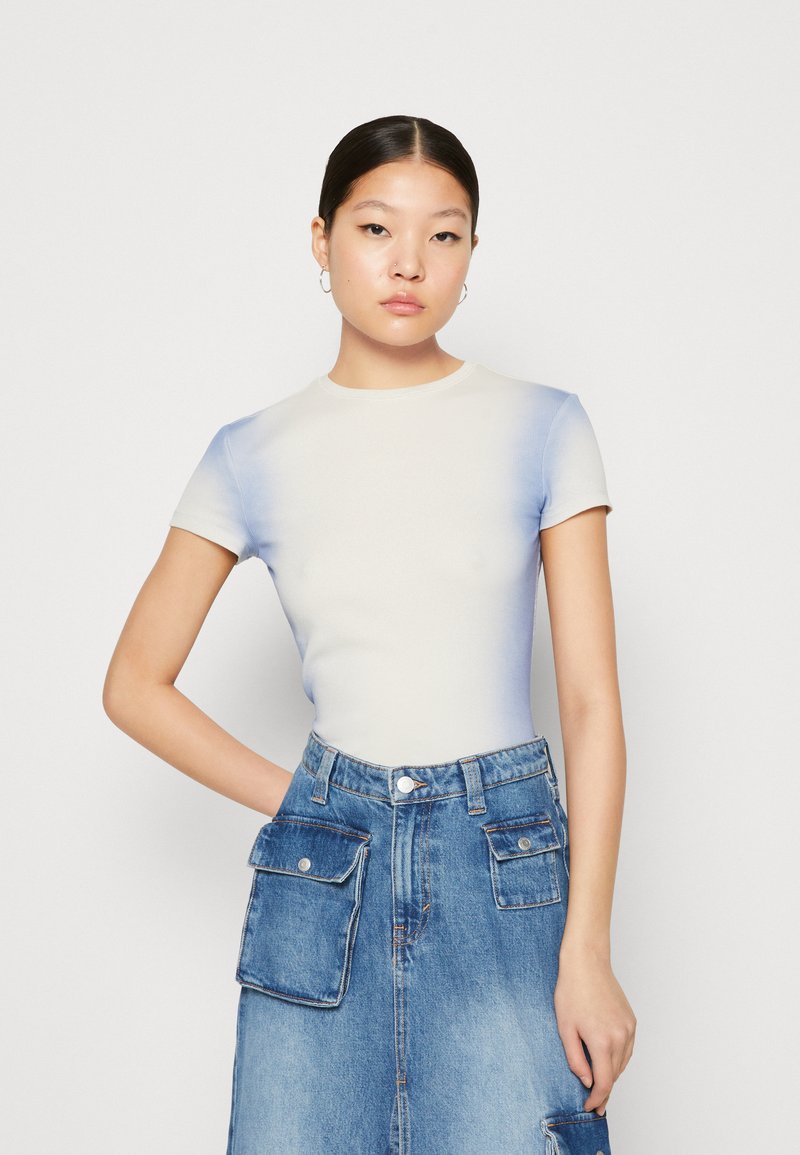 Weekday CLOSE DYED Tshirt print off white/light blue/lichtblauw