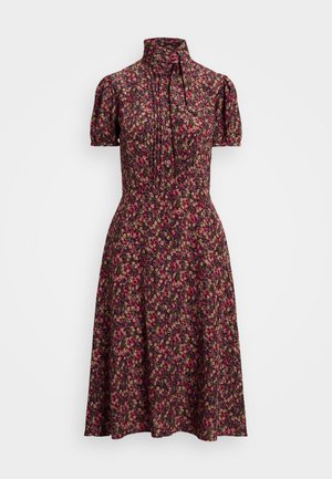 Robe fleurie avec manches courtes bouffantes, col haut à nouer, devant boutonné et taille ajustée dans des tons rouge foncé, rose et beige.