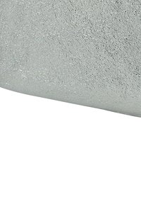 Silberne Metalloberfläche mit strukturierter Oberfläche, glatten Kanten und reflektierender Qualität. Nahaufnahme betont den Glanz des Materials.