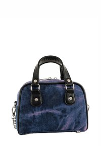 Sac en denim avec un motif tie-dye violet et bleu, associé à des poignées en simili cuir noir et des accents en métal argenté, fermeture éclair.