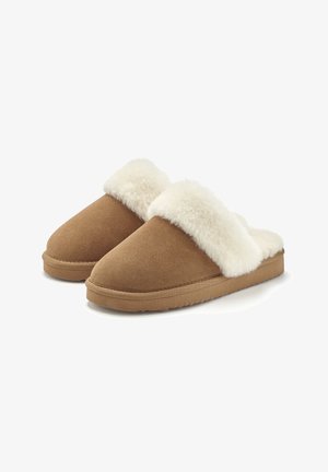 Braune Wildlederschuhe mit weichem weißem Fellbesatz und gepolsterter Sohle. Abgerundetes Zehendesign mit flachem, strukturiertem Boden für besseren Halt.