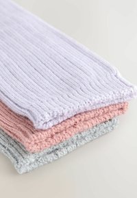 Sæt af tre strikkede tekstilstykker i pastelfarver: lavendel, lyserød og lys grå. Har en ribbet struktur og blødt, fibret materiale.