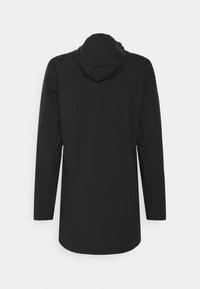 Abrigo largo negro con capucha, con una textura suave, corte recto y detalles de botones en las mangas. Diseño minimalista sin patrones.