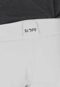Witte sportieve shorts met een gestikte tailleband en het "SLOPE" logo. Glad materiaal met een getailleerd ontwerp, ideaal voor actieve gebruik.
