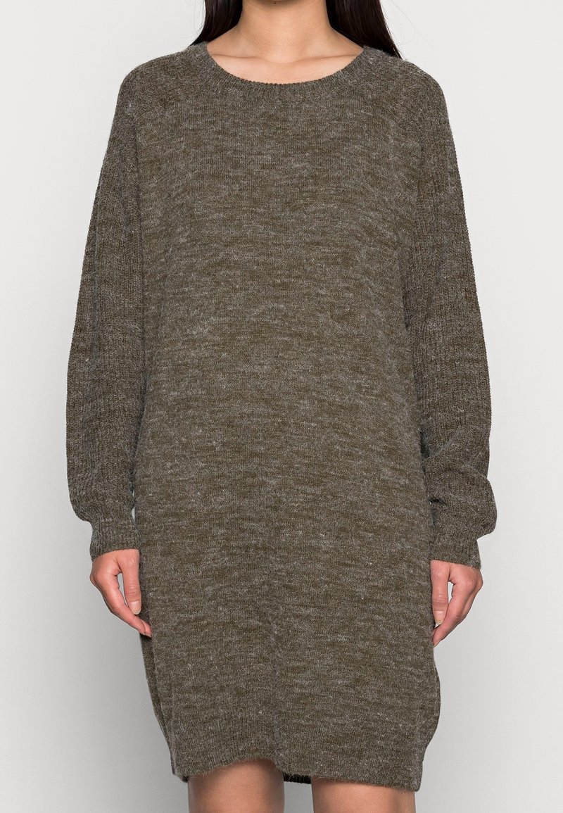 Abito in maglia verde oliva con scollatura rotonda, maniche lunghe e vestibilità rilassata. Caratterizzato da un tessuto morbido e testurizzato, leggermente più lungo sul retro.