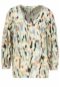 Blusa estampada con escote en V, mangas de tres cuartos y una mezcla de colores pastel que incluyen verde, azul y melocotón, con un destacado estampado abstracto.