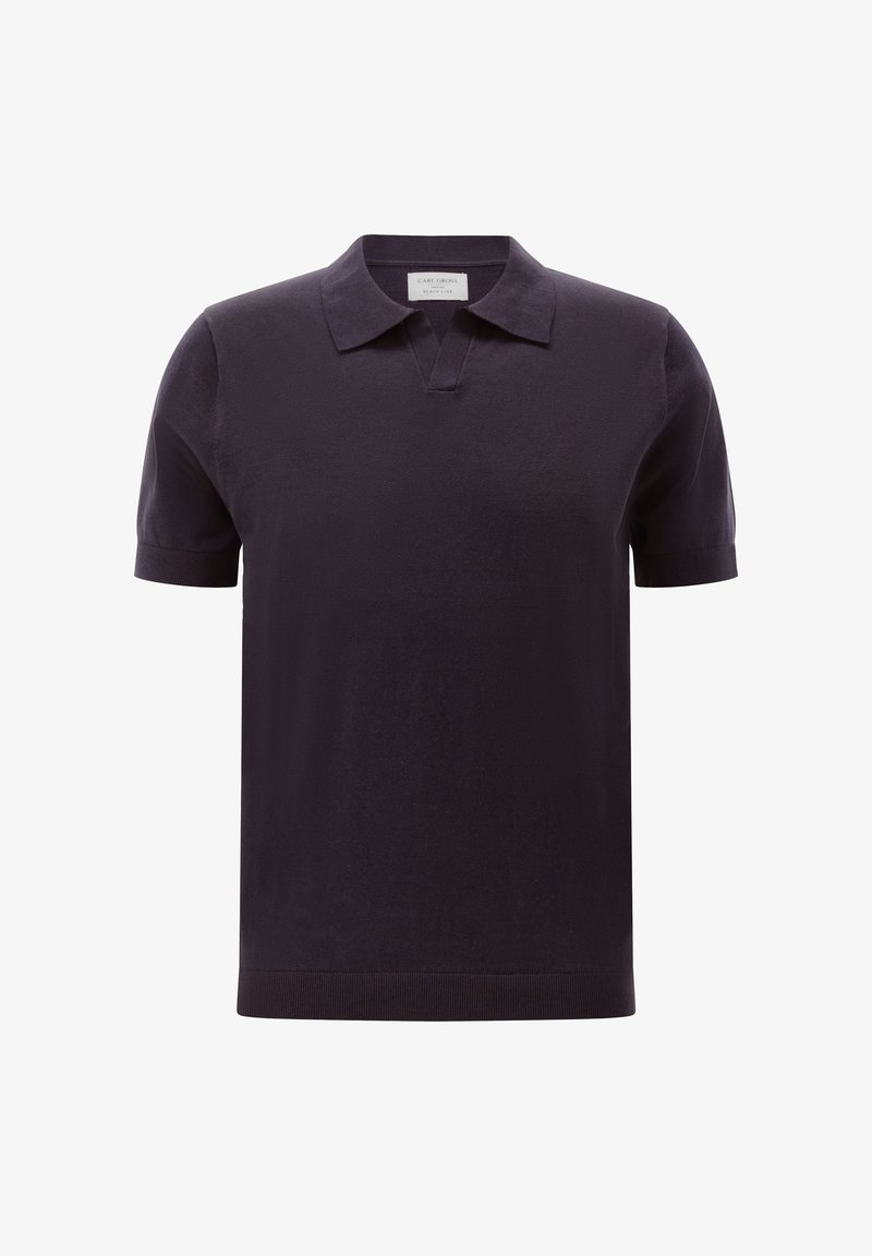 Dunkellila kurzärmeliges Polohemd mit gerippten Bündchen, offenem Kragen und einer kleinen V-förmigen Kerbe unter dem Kragen.