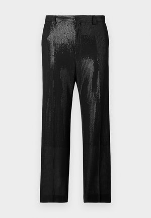Pantalons noirs avec un tissu texturé orné de sequins brillants, design à jambes droites et ceinture avec passants. Conçus pour une tenue de cérémonie.